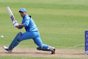 రవిశాస్త్రి 'వన్డే రిటైర్మెంట్' వ్యాఖ్యల వెనుక ధోని మనసులో ఏముందో?