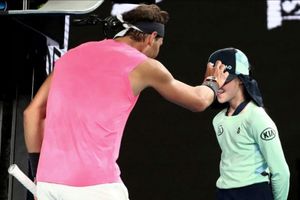 ఆ క్షణం భయమేసింది: బాల్ గర్ల్‌ను ఓదార్చి చెంపపై ముద్దు పెట్టిన నాదల్ (వీడియో)