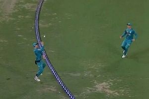 బౌండరీ వద్ద అథ్లెటిక్‌ విన్యాసాలు.. క్రికెట్‌లో మరో అద్భుతమైన క్యాచ్‌ (వీడియో)