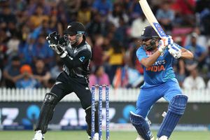 ఒకే ఓవర్లో 27 పరుగులు.. 23 బంతుల్లో రోహిత్ హాఫ్ సెంచరీ!!