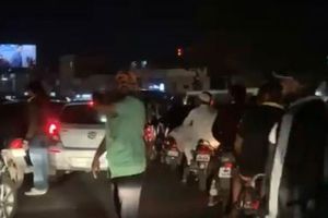 పూణె ట్రాఫిక్‌లో ఇరుక్కుపోయిన ఆర్నాల్డ్‌ (వీడియో)