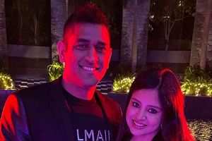 'ఈ మనిషితో 2020': పార్టీ వేర్‌లో మరింత అందంగా ధోని భార్య సాక్షి