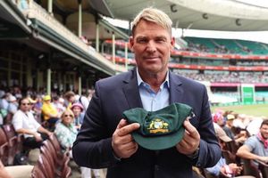 బ్రాడ్‌మన్ రికార్డు బద్దలు: ఆల్‌టైమ్ రికార్డు ధర పలికిన షేన్ వార్న్ 'బ్యాగీ గ్రీన్'