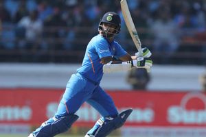 దంచికొట్టిన ధావన్.. కోహ్లీ, రాహుల్ క్లాస్ ఇన్నింగ్స్.. ఆస్ట్రేలియా టార్గెట్ 341