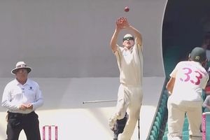 ఇంతటి సునాయాస క్యాచ్‌ను చిన్న పిల్లాడు కూడా వదిలేయడు (వీడియో)!!