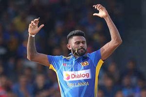 శ్రీలంకకు భారీ షాక్.. మూడో టీ20కి స్టార్ బౌలర్ దూరం!!