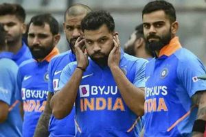 ధోనికి షాకిచ్చిన బీసీసీఐ: సెంట్రల్ కాంట్రాక్టులో చోటు దక్కించుకున్న మొత్తం ఆటగాళ్లు వీరే!