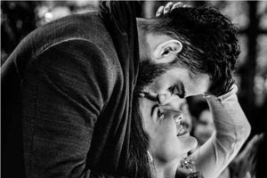 అనుష్కతో ఆ భంగిమలు ట్రై చేయలేదా?: కోహ్లీ బ్యాటింగ్ ఆర్డర్ మార్పుపై రచయిత్రి అశ్లీల ట్వీట్