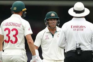 ఆసీస్‌కు ఐదు పరుగుల పెనాల్టీ: అంఫైర్‌తో వాగ్వాదానికి దిగిన వార్నర్ (వీడియో)