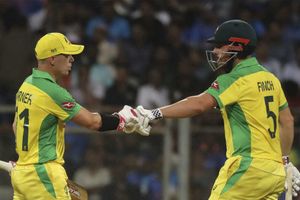 ఫించ్, వార్నర్‌లు సెంచరీలు: వికెట్ కోల్పోకుండా టీమిండియాపై ఆసీస్ ఘన విజయం