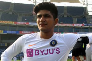 తొలి టెస్టులో ఉన్నా లేకపోయినా అతడు జట్టుతోనే ఉంటాడు: రవిశాస్త్రి