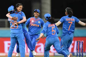 తిప్పేసిన పూనమ్ యాదవ్.. ఆస్ట్రేలియాపై భారత్ ఘన విజయం.. ప్రపంచకప్‌లో బోణీ!!