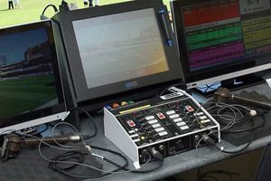 క్రికెట్‌లో హిందీ గోల.. కామెంటేటర్‌పై పెల్లుబికిన ఆగ్రహం