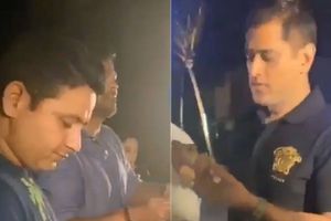 పానీపూరి తయారు చేసిన ధోనీ.. రుచిచూసిన స‌హ‌చ‌ర క్రికెటర్లు (వీడియో)!!