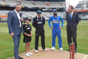 టాస్ గెలిచి బౌలింగ్ ఎంచుకున్న భారత్.. క్రికెట్‌లో అత్యంత పొడగరి అరంగేంట్రం!!