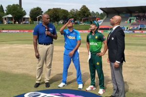 టీమిండియాతో సెమీఫైనల్.. టాస్ గెలిచి బ్యాటింగ్ ఎంచుకున్న పాక్!!