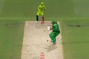 పరుగు తీస్తూ ఢీకొట్టుకున్న బ్యాట్స్‌మన్.. తప్పిన ప్రమాదం (వీడియో)