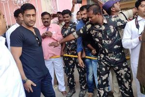 పుట్టపర్తిలో ఎంఎస్ ధోనీ.. సత్యసాయి మహా సమాధిని దర్శించుకున్న మహీ