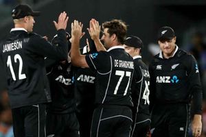 గాయాలతో సతమవుతున్న కివీస్.. మూడో వన్డేకు ఆ ముగ్గురు స్టార్ ప్లేయర్లు డౌటే?!!