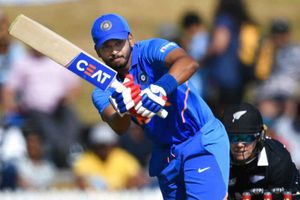 కెరీర్‌లో అయ్యర్ తొలి సెంచరీ.. భారీ స్కోర్ దిశగా భారత్!!