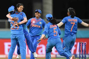 తక్కువ స్కోరును కూడా కాపాడుకున్నారు.. భారత మహిళా జట్టుకు హ్యాట్సాఫ్‌!!