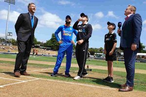 టాస్ గెలిచి బౌలింగ్ ఎంచుకున్న కివీస్.. ఓపెనర్లుగా పృథ్వీ, మయాంక్‌ అరంగేట్రం!!