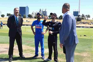 టాస్ గెలిచి బౌలింగ్ ఎంచుకున్న కివీస్.. జాదవ్ ఔట్.. పాండే ఇన్!!