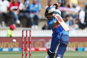 కోహ్లీ ఔట్.. అయ్యర్ హాఫ్ సెంచరీ.. రాహుల్ సిక్సులు!!