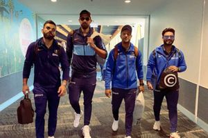 ఓ కోహ్లీ సేన.. ఫొటోలకి పోజులు తర్వాత కానీ ముందు ప్రాక్టీస్ చేయండి!!