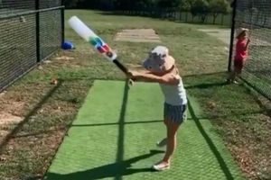 బంతి తాకలేదనే అసహనంతో బ్యాట్‌‌ను నేలకు కొట్టిన వార్నర్ డాటర్ (వైరల్ వీడియో)