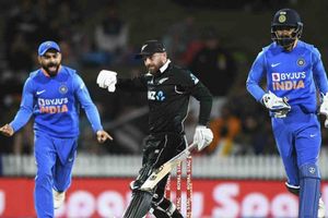 చెలరేగిన భారత బౌలర్లు.. 7 వికెట్లు కోల్పోయిన న్యూజిలాండ్‌!!