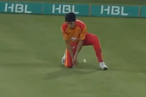 నువ్వేం క్రికెటర్‌రా అయ్యా? .. ఇంత దారుణమా? (వీడియో)