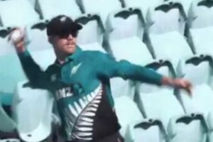 స్టేడియంలో లేని ప్రేక్షకులు.. బంతి కోసం వెతికిన క్రికెటర్లు (వీడియో)!!