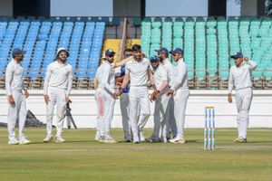 రంజీ ఫైనల్ మ్యాచ్: సౌరాష్ట్ర భారీ స్కోర్.. పోరాడుతున్న బెంగాల్