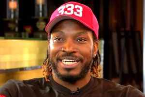 కరోనా ఎఫెక్ట్: సూపర్ హీరో సూట్‌లో క్రిస్‌ గేల్‌.. ఏం చేస్తున్నాడంటే? (వీడియో)!!