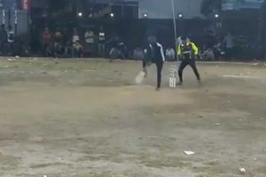 క్రికెట్‌ చరిత్రలోనే సరికొత్త షాట్.. చూస్తే షాక్ అవుతారు (వీడియో)!!