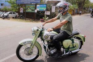 ధోనీకి కరోనా భయం లేదా?: బ్యాడ్మింటన్‌ ఆడుతూ.. బైక్‌పై షికారు చేస్తూ..!!