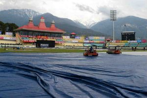 IND vs SA తొలి వన్డే: మళ్లీ వర్షం.. ప్రేక్షకుల్లేక బోసిపోయిన మైదానం!!