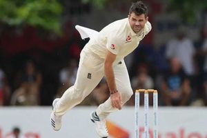 క్వారంటైన్‌ సెలవుల్లో అండర్సన్‌ ఎంజాయ్.. అమ్మాయిలను ఎత్తుకొని (వీడియో)!!