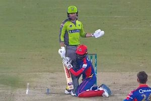 బాల్ పట్టుకోకుండా.. బ్యాట్స్‌మన్‌ కాళ్లు పట్టుకున్న కీపర్ (వీడియో)