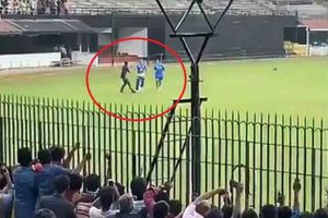 ధోనీ కోసం ఓ అభిమాని సాహసం..(వైరల్ వీడియో)