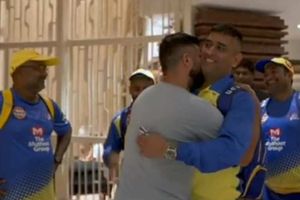 ధోనీ, రైనా బ్రొమాన్స్.. నెట్టింట వైరల్(వీడియో)