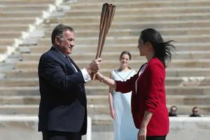 కరోనా ఉన్నా యథావిధిగానే సంప్రదాయ కార్యక్రమం.. జపాన్‌ చేతికి ఒలింపిక్‌ జ్యోతి!!