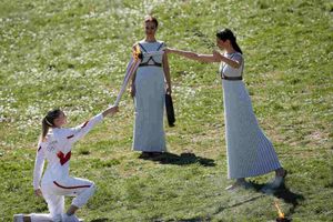 ఒలింపిక్ టార్చ్ వెలిగింది.. తొలిసారి మహిళా చేతికి