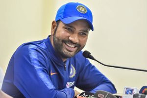 రోహిత్ బ్రో.. కరోనాపై పర్ఫెక్ట్ షాట్.. నీ అభిమానులుగా గర్వపడుతున్నాం!!