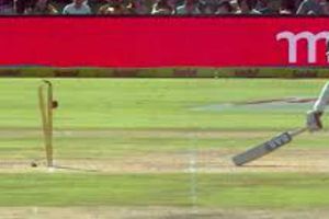 ఫన్నీ రనౌట్: బౌలర్‌కు బంతినిచ్చిన బ్యాట్స్‌మన్‌.. నాన్‌స్ట్రైకర్‌ రనౌట్ (వీడియో)!!