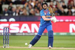 ప్చ్.. క్యూ కట్టిన షెఫాలీ, మంధాన, హర్మన్.. ప్యాకప్ దిశగా భారత్.!!