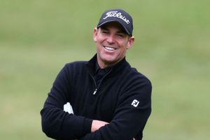 భేష్ వార్న్.. నువ్వు మా క్రికెటర్లలా కాదులే!!