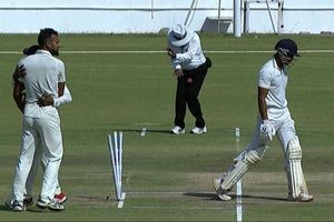 ఫైనల్ మ్యాచ్.. రెండు వైపులు అతనే అంపైర్