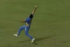 జహీర్ వన్ హ్యాండెడ్ క్యాచ్.. సూపరో సూపర్.!